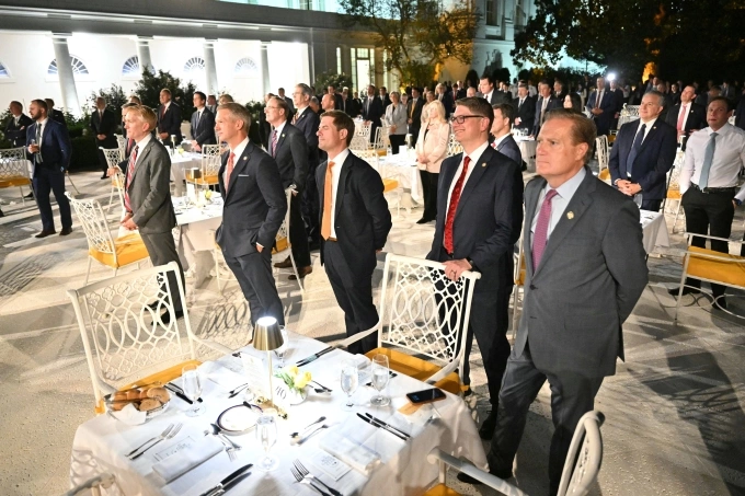 Quan khách lắng nghe ông Trump phát biểu trong tiệc tối ở Vườn Hồng ngày 5/9. Ảnh: AFP