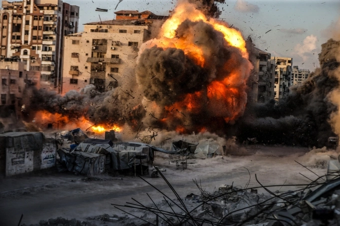 Khói và lửa bốc lên sau khi Israel ném bom tòa nhà al-Ruya ở Gaza City ngày 7/9. Ảnh: AFP
