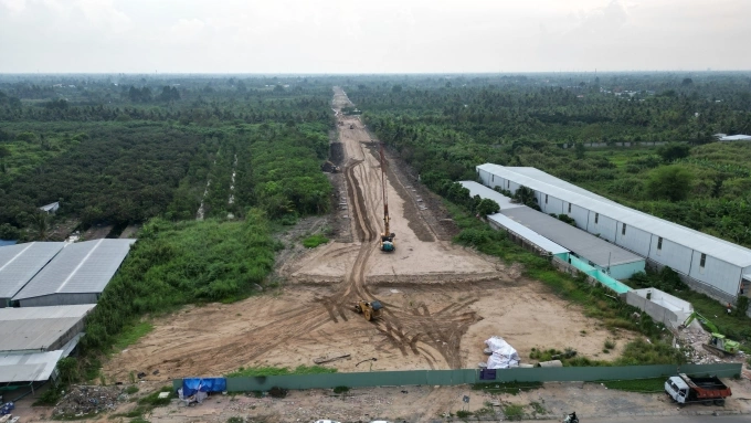 Cao tốc Cần Thơ - Cà Mau có một số thời điểm thiếu cát đắp nền. Ảnh: Huy Phong