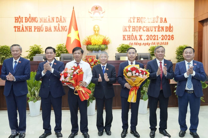 Chủ tịch và các Phó chủ tịch HĐND TP Đà Nẵng tặng hoa chúc mừng ông Phạm Đức Ấn (thứ ba từ bên phải qua) và ông Lương Nguyễn Minh Triết (thứ ba từ bên trái qua), sáng 8/9. Ảnh: Nguyễn Đông