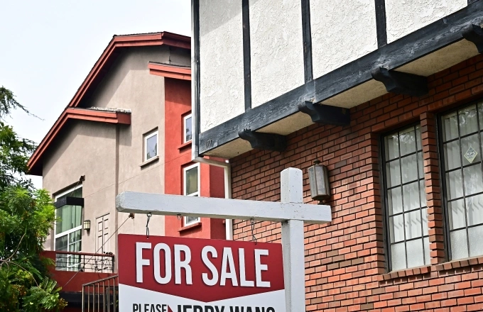 Biển bán nhà trước một bất động sản tại Alhambra, California, ngày 28/8. Ảnh: AFP
