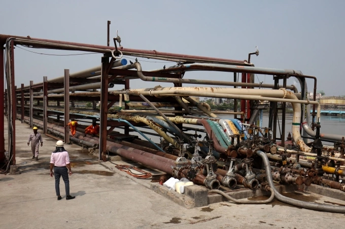 Đường ống vận chuyển tại cảng Deendayal ở bang Gujarat, Ấn Độ, hồi tháng 9/2024. Ảnh: Reuters