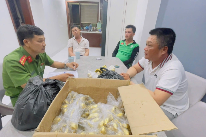 Nhóm lừa đảo bị công an bắt giữ. Ảnh: Hồng Nhung