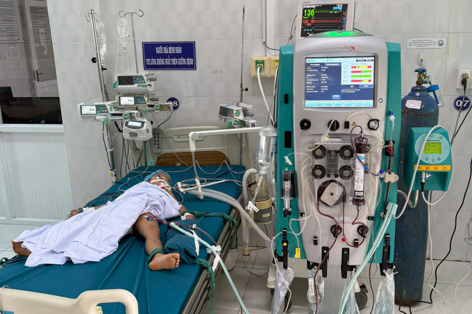 Bệnh nhi bị ong vò vẽ đốt đang được điều trị tại Bệnh viện Nhi tỉnh Gia Lai. Ảnh: Ngọc Oanh
