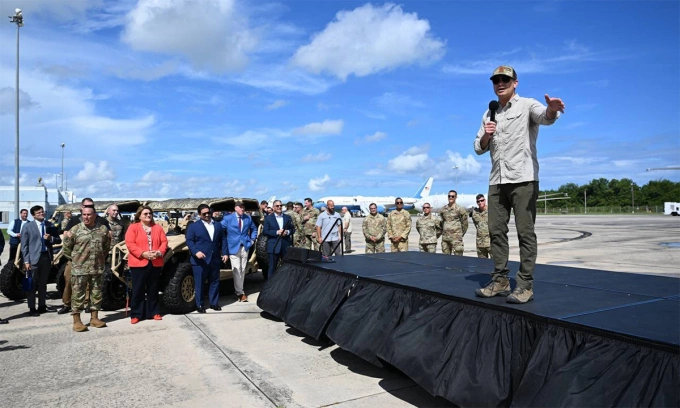 Bộ trưởng Chiến tranh Mỹ Pete Hegseth (áo xám) phát biểu tại căn cứ Muniz, Puerto Rico ngày 8/9. Ảnh: X/Jennifer Gonzalez-Colon