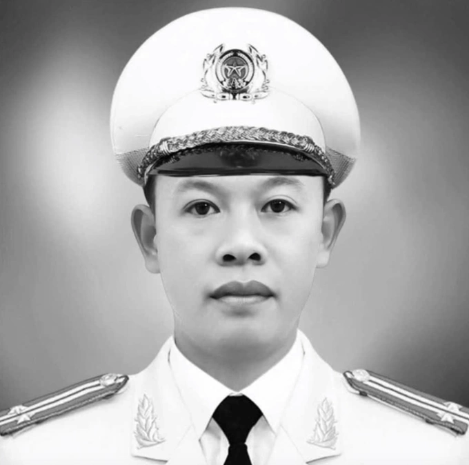 Thiếu tá Nguyễn Đông Cánh được thăng cấp bậc hàm lên Trung tá. Ảnh: Công an tỉnh Đăk Lăk