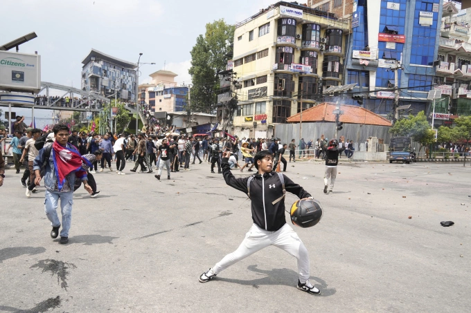Người biểu tình đụng độ với cảnh sát bên ngoài tòa nhà quốc hội ở thủ đô Kathmandu, Nepal ngày 8/9. Ảnh: AP Người biểu tình đụng độ với cảnh sát bên ngoài tòa nhà quốc hội ở thủ đô Kathmandu, Nepal ngày 8/9. Ảnh: AP
