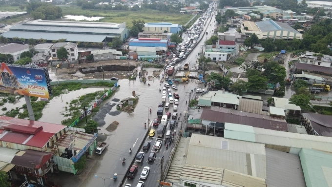 Mưa lớn khiến nước từ suối Siệp đổ về gây ngập cục bộ. Ảnh: Phước Tuấn