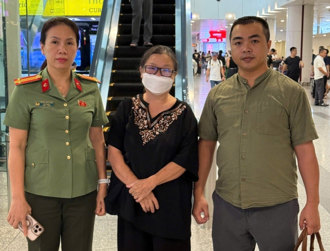 Nguyễn Thị Kim Oanh *giữa) bị bắt giữ và di lý đối tượng từ thủ đô Viêng Chăn, Lào về Việt Nam. Ảnh Công an Hải Phòng