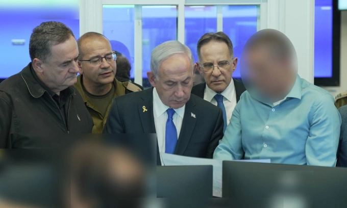 Ông Netanyahu (giữa) và các quan chức Israel tại phòng chỉ huy cuộc tấn công hôm 9/9. Ảnh: Shin Bet