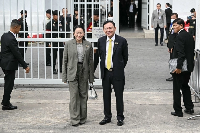 Ông Thaksin Shinawatra cùng con gái Paetongtarn trước Tòa án Tối cao ngày 9/9. Ảnh: AFP