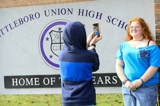 Học sinh lớp 12 chụp ảnh bên ngoài trường trung học Union ở bang Vermont, ngày 28/8. Ảnh: AP