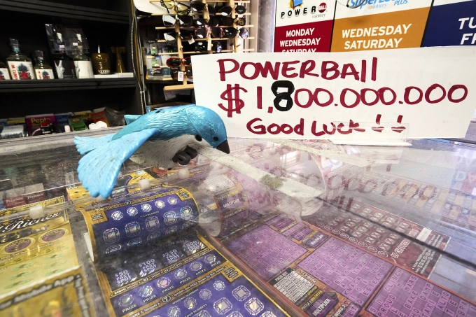 Biển quảng cáo Powerball ước tính giải độc đắc 1,8 tỷ USD tại một cửa hàng rượu ở California, ngày 5/9. Ảnh: AP