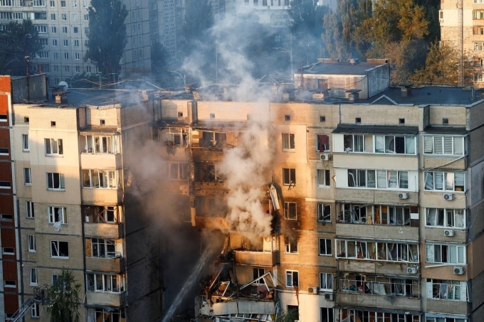 Một tòa chung cư ở Kiev trúng đòn tập kích của Nga hôm 7/9. Ảnh: Reuters