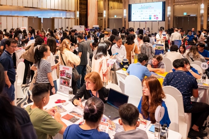Học sinh, sinh viên nhận tư vấn với đại diện tuyển sinh tại một sự kiện của AAE. Ảnh: AAE