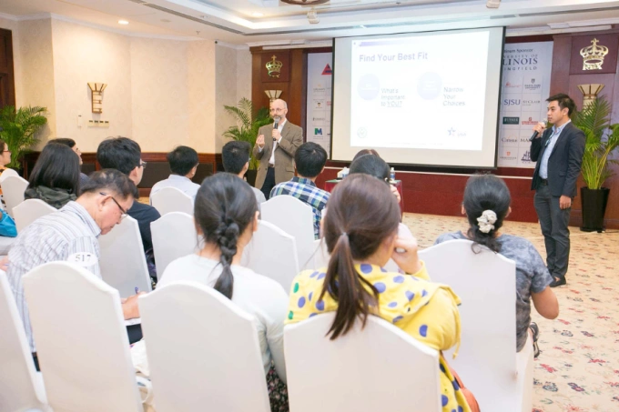 Buổi chia sẻ thông tin về du học và hướng dẫn visa Mỹ trong một sự kiện của AAE. Ảnh: AAE
