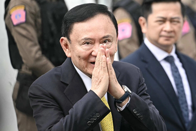 Cựu thủ tướng Thái Lan Thaksin Shinawatra chắp tay chào mọi người khi đến Tòa án Tối cao ở Bangkok sáng 9/9. Ảnh: AFP