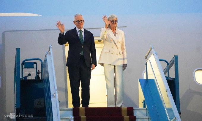Toàn quyền Australia Sam Mostyn (phải) và phu quân đến Hà Nội. Ảnh: Lưu Quý