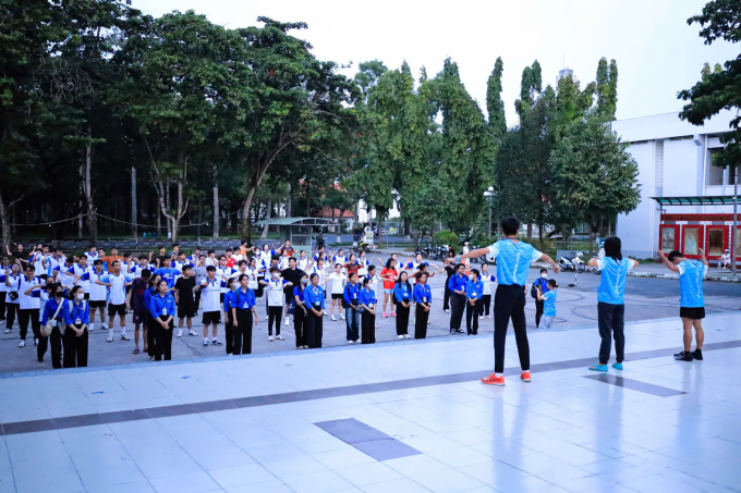 CLB chạy Đại học Cần Thơ trong một buổi sáng tập luyện tại khuôn viên trường. Ảnh: CTU runners