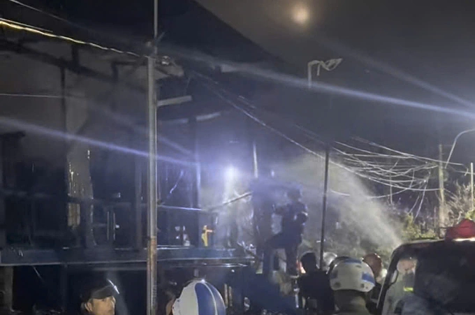 Sau gần hai giờ đám cháy được dập tắt song đã thiêu rụi ba căn nhà cùng một căn khác thiệt hại một phần. Ảnh: Văn Linh