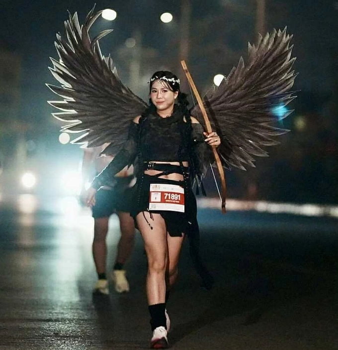 Nữ runner hóa thân thành chiến binh với cung tên và đôi cánh. Ảnh: Nhân vật cung cấp