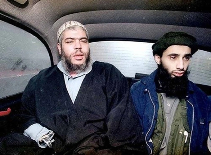Haroon Aswat (phải) với nhà truyền giáo thù hận Abu Hamza vào năm 1999. Ảnh: