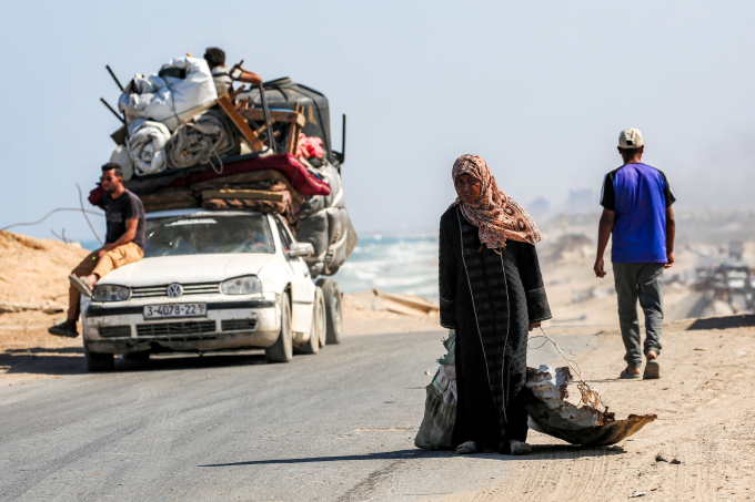 Người dân trên cung đường sơ tán từ Gaza City xuống miền nam, đoạn chạy qua Nuseirat, miền trung Gaza ngày 9/9. Ảnh: AFP