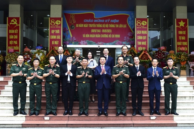 Đoàn công tác Bộ Khoa học và Công nghệ đến thăm và chúc mừng Binh chủng Thông tin liên lạc, nhân kỷ niệm 80 năm ngày truyền thống. Ảnh: Thái Trần