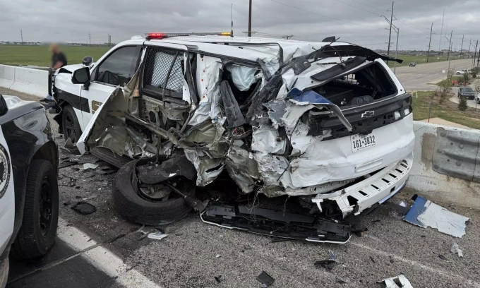 Xe tuần tra bị xe đầu kéo xé toạc bên sườn trái. Ảnh: Lubbock County Sheriffs Office