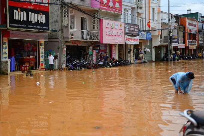 Đường Phan Đình Phùng bị ngập sau cơn mưa trưa nay. Ảnh: Hoài Thanh