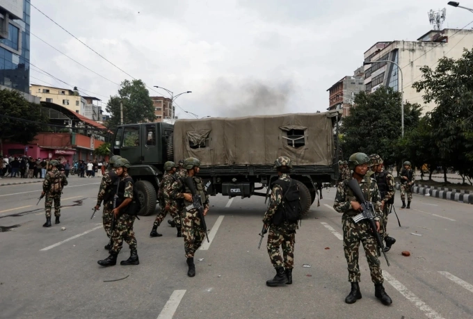 Quân đội Nepal lập chốt gác gần tòa nhà quốc hội tại thủ đô Kathmandu ngày 9/9. Ảnh: Reuters