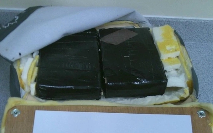 8 kg ma túy được giấu trong ốp lưng ghế xe lăn của ông Ronald Lord để nhập cảnh. Ảnh: National Crime Agency