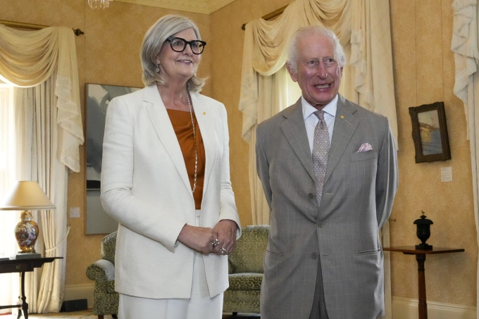 Toàn quyền Australia Sam Mostyn (trái) tiếp Vua Charles III tại Sydney, nhân chuyến thăm Australia của Quốc vương Anh, tháng 10/2024. Ảnh: AFP