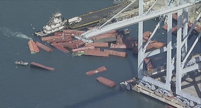 Container trôi dạt khi rơi khỏi tàu hàng ở cảng Long Beach, California, ngày 9/9. Ảnh: AP