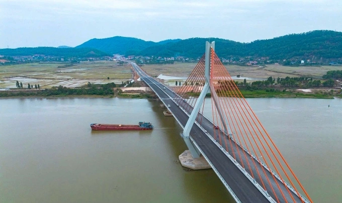 Cầu Đồng Việt bắc qua sông Thương, kết nối Bắc Giang-Hải Dương, dài 811 m, mặt cầu rộng 23,5 m. Ảnh: Báo Hải Phòng