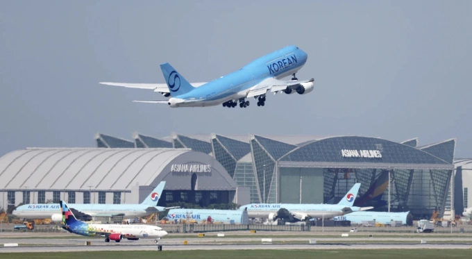 Máy bay charter Hàn Quốc cất cánh hướng đến Mỹ hồi hương lao động, ngày 10/9. Ảnh: AP