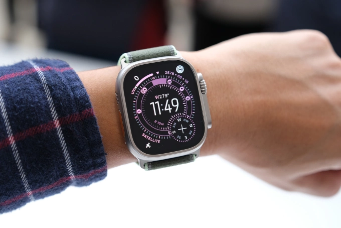 Watch Ultra 3 giữ nguyên kiểu dáng nhưng màn hình lớn hơn một chút nhờ viền mỏng hơn. Ảnh: Tuấn Hưng