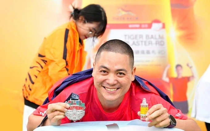 Runner được xoa bóp lưng tại khu phục hồi của Tiger Balm tại VnExpress Marathon Hải Phòng 2024. Ảnh: VnExpress Marathon