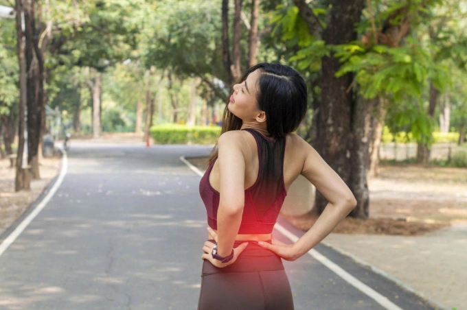 Đau lưng dưới là chấn thương phổ biến trong chạy bộ. Ảnh: Freepik