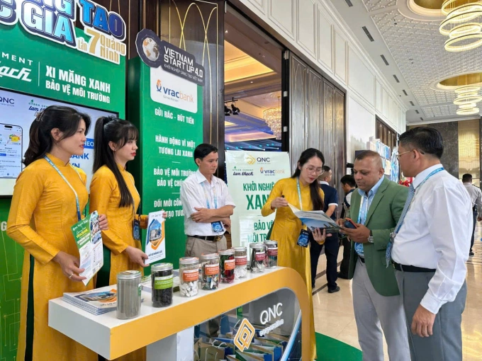 Một gian hàng tham gia giới thiệu sản phẩm tại diễn đàn. Ảnh: Lê Tân