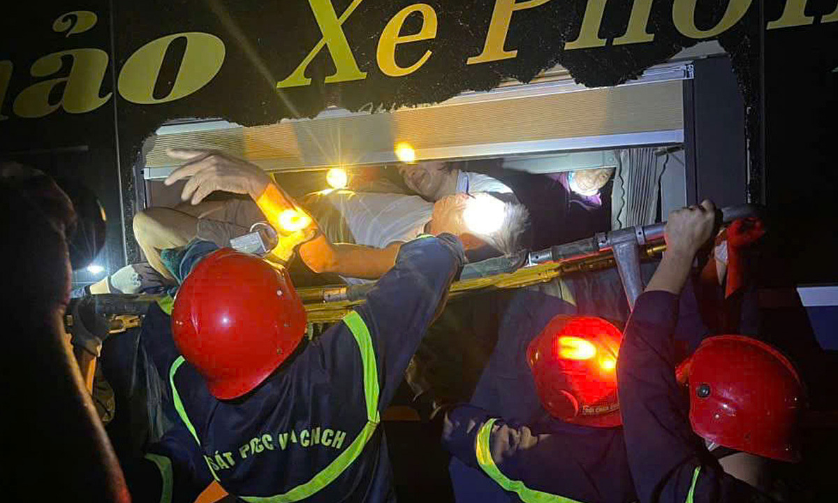 Cảnh sát cứu 12 người mắc kẹt trong xe khách gặp nạn