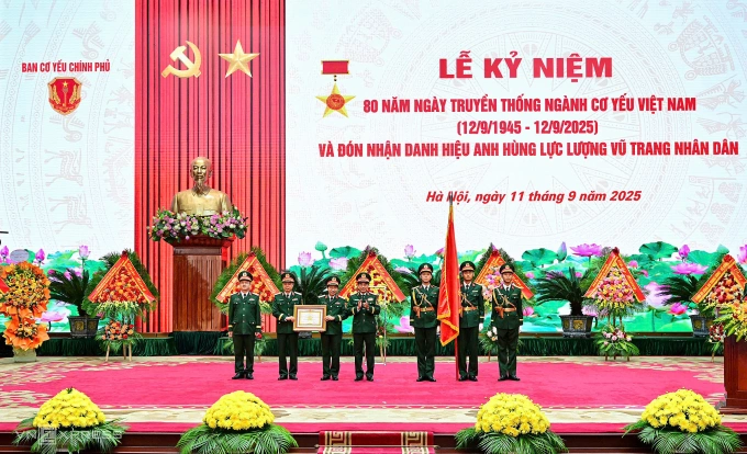 Đại tướng Phan Văn Giang thay mặt lãnh đạo Đảng, Nhà nước trao tặng danh hiệu Anh hùng Lực lượng vũ trang nhân dân cho Ban Cơ yếu Chính phủ. Ảnh: Giang Huy Đại tướng Phan Văn Giang thay mặt lãnh đạo Đảng, Nhà nước trao tặng danh hiệu Anh hùng Lực lượng vũ trang nhân dân cho Ban Cơ yếu Chính phủ. Ảnh: Giang Huy