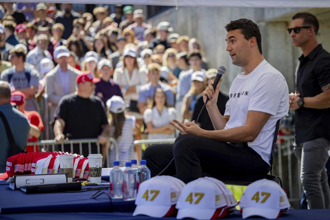 Charlie Kirk (giữa) phát biểu trong khuôn viên trường Đại học Utah Valley tại Orem, bang Utah, ngày 10/9 trước khi bị ám sát. Ảnh: AP
