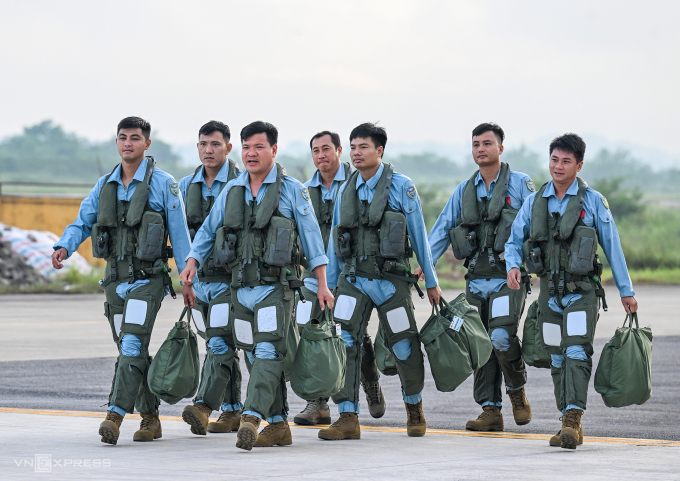 Các phi công Trung đoàn 910 Trường Sĩ quan Không quân bay biên đội L-39NG, chuyển sân từ Tuy Hòa ra Kép cuối tháng 7 để luyện tập phục vụ đại lễ. Ảnh: Giang Huy