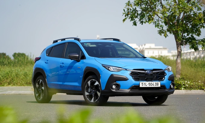 Mẫu Subaru Crosstrek hybrid lăn bánh tại TP HCM. Ảnh: Thành Nhạn