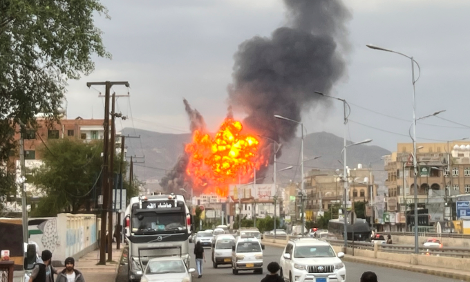 Hỏa hoạn tại thủ đô Sanaa của Yemen sau đòn tập kích của Israel hôm 10/9. Ảnh: AP