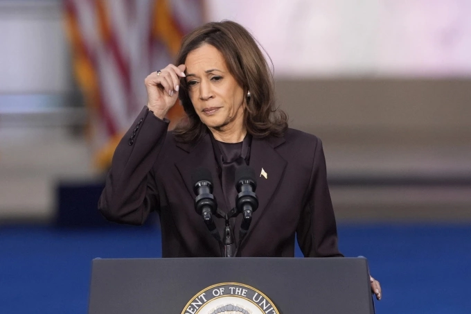 Bà Kamala Harris phát biểu sau thất bại trước ông Trump tại khuôn viên Đại học Howard ở thủ đô Washington tháng 11/2024. Ảnh: AP
