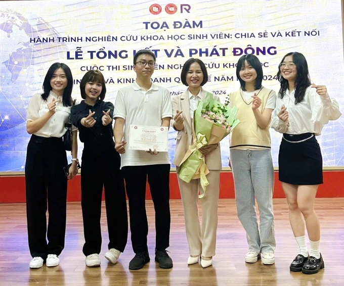 Minh Hạnh (thứ hai từ phải sang) cùng nhóm nghiên cứu khoa học. Ảnh: Nhân vật cung cấp