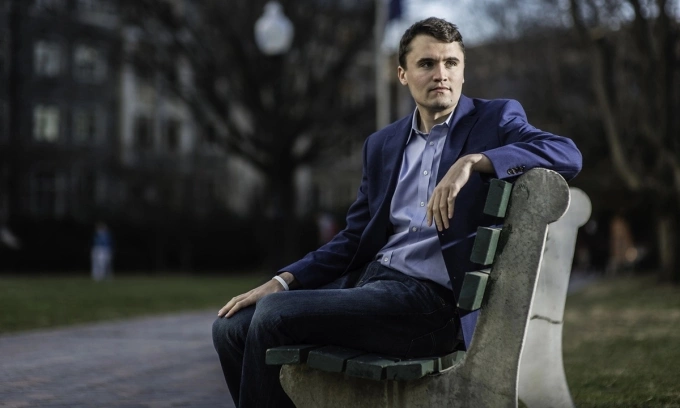 Charlie Kirk ngồi trong khuôn viên Đại học George Washington ở thủ đô Washington, Mỹ, tháng 4/2018. Ảnh: Politico