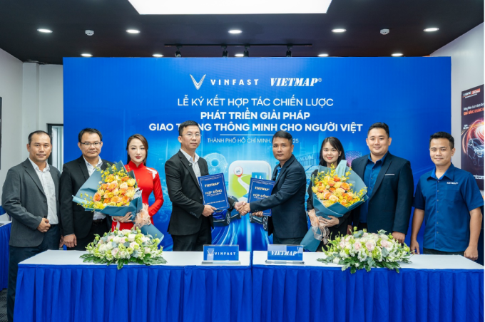 Đại diện VinFast (trái) và Vietmap tại lễ ký kết. Ảnh: VinFast